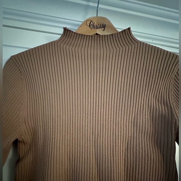 ARITZIA BABATON Amer Sculpt Knit Mockneck
Sweater. Size S in Taupe Brown. NWOT. - Picture 4 of 6